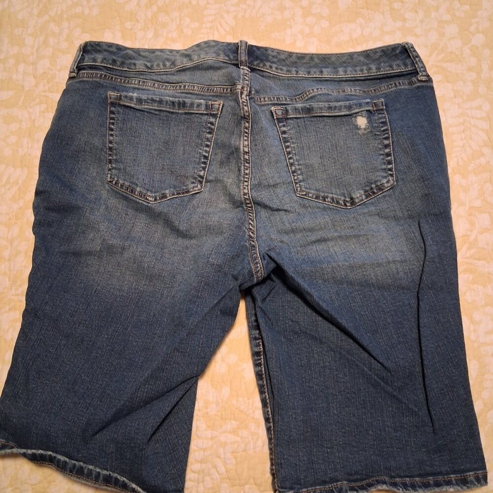 Women's Torrid Distressed Bermuda shorts, Medium Blue, size 18 - Picture 4 of 4